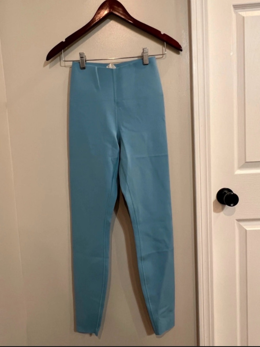 lululemon athletica Women’s light blue thighs - Picture 3 of 6